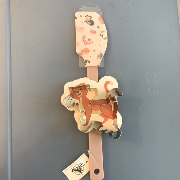 Disney Other - Disney Cats Spatula and cookie cutter (new)